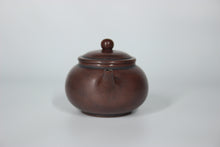 Load image into Gallery viewer, 130ml Short Shuiping Nixing Teapot by Zhou Yujiao