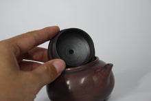 Load image into Gallery viewer, 130ml Short Shuiping Nixing Teapot by Zhou Yujiao