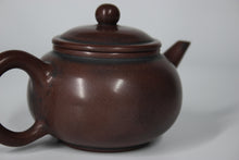Load image into Gallery viewer, 130ml Short Shuiping Nixing Teapot by Zhou Yujiao