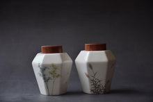 Load image into Gallery viewer, Bamboo Motif Hexagon Blanc de Chine Porcelain Tea Caddy (Wooden Lid), 450ml