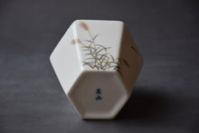 Load image into Gallery viewer, Reeds Motif Hexagon Blanc de Chine Porcelain Tea Caddy (Wooden Lid), 450ml