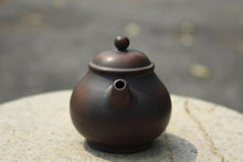Load image into Gallery viewer, 110ml Gaopan Nixing Teapot by Zhou Yujiao