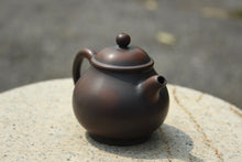 Load image into Gallery viewer, 110ml Gaopan Nixing Teapot by Zhou Yujiao