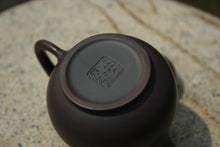 Load image into Gallery viewer, 110ml Gaopan Nixing Teapot by Zhou Yujiao