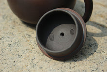 Load image into Gallery viewer, 110ml Gaopan Nixing Teapot by Zhou Yujiao