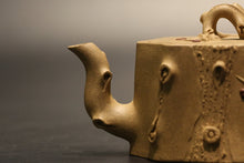 Load image into Gallery viewer, 范爱娟作品-全手工梅桩本山段泥 Fully Handmade Benshan Duanni Plum Blossom Yixing Teapot by Fan Aijuan, 300ml