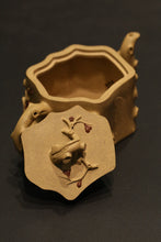 Load image into Gallery viewer, 范爱娟作品-全手工梅桩本山段泥 Fully Handmade Benshan Duanni Plum Blossom Yixing Teapot by Fan Aijuan, 300ml