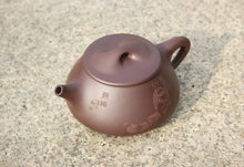 Load image into Gallery viewer, Dicaoqing 底槽青 Shipiao Yixing Teapot with Carving of the Sea holds all Rivers 海纳百川, 450ml