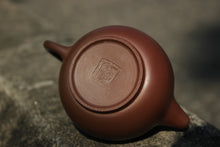 Load image into Gallery viewer, 90ml Duoqiu Nixing Teapot by Zhou Yujiao