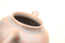 Load image into Gallery viewer, 125ml Duoqiu Nixing Teapot by Zhou Yujiao