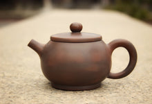 Load image into Gallery viewer, 110ml Little Mulan Nixing Teapot by Zhou Yujiao