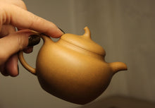 Load image into Gallery viewer, Huangjin Duan 黄金段 Qieduan Yixing Teapot, 180ml