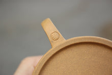 Load image into Gallery viewer, Lengjinhuang 冷金黄 Duanni Hanwa Yixing Teapot, 130ml