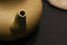 Load image into Gallery viewer, Zhima lüni Gourd Yixing Teapot, 芝麻绿泥葫芦壶, 190ml