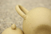 Load image into Gallery viewer, Benshan lüni Dragon Egg Yixing Teapot, 本山绿泥龙蛋壶, 135ml