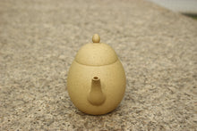 Load image into Gallery viewer, Benshan lüni Dragon Egg Yixing Teapot, 本山绿泥龙蛋壶, 135ml