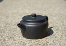 Load image into Gallery viewer, Heini (Wuhui Dicaoqing) Sangbian Yixing Teapot, 焐灰底槽青壶, 150ml