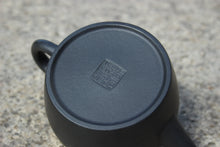 Load image into Gallery viewer, Heini (Wuhui Dicaoqing) Sangbian Yixing Teapot, 焐灰底槽青壶, 150ml