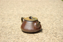 Load image into Gallery viewer, Wood Fired Shipiao Yixing Teapot, Dicaoqing clay, 柴烧底槽青石瓢壶, 110ml