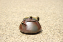Load image into Gallery viewer, Wood Fired Shipiao Yixing Teapot, Dicaoqing clay, 柴烧底槽青石瓢壶, 110ml