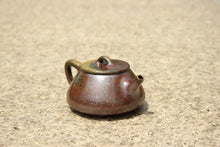Load image into Gallery viewer, Wood Fired Shipiao Yixing Teapot, Dicaoqing clay, 柴烧底槽青石瓢壶, 110ml