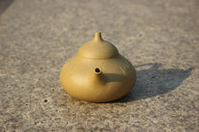 Load image into Gallery viewer, Benshan duanni 本山段泥 Melon Yixing Teapot with Carvings of Bamboo, 200ml