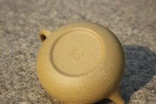 Load image into Gallery viewer, Benshan duanni 本山段泥 Melon Yixing Teapot with Carvings of Bamboo, 200ml