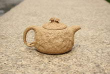 Load image into Gallery viewer, Fully Handmade Benshan Lüni Gongchun Yixing Teapot by Gong Jiachun 龚家春, 全手工本山绿泥供春壶, 200ml