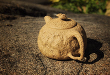 Load image into Gallery viewer, Fully Handmade Benshan Lüni Gongchun Yixing Teapot by Gong Jiachun 龚家春, 全手工本山绿泥供春壶, 200ml