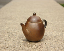 Load image into Gallery viewer, Wood Fired Longdan Yixing Teapot, Benshan lüni, 柴烧本山绿泥龙蛋壶, 135ml