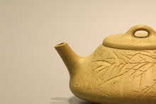 Load image into Gallery viewer, Benshan Lüni Shipiao Yixing Teapot with Carvings of Bamboo, 本山绿泥石瓢壶, 140ml