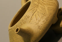 Load image into Gallery viewer, Benshan Lüni Shipiao Yixing Teapot with Carvings of Bamboo, 本山绿泥石瓢壶, 140ml