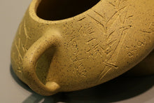 Load image into Gallery viewer, Benshan Lüni Shipiao Yixing Teapot with Carvings of Bamboo, 本山绿泥石瓢壶, 140ml