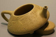 Load image into Gallery viewer, Benshan Lüni Shipiao Yixing Teapot with Carvings of Bamboo, 本山绿泥石瓢壶, 140ml