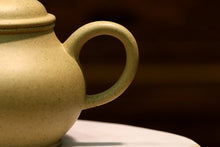 Load image into Gallery viewer, Benshan Lüni Bale Shuiping Yixing Teapot 本山绿泥芭乐水平壶 170ml