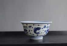 Load image into Gallery viewer, 100ml Fish and the Sea Qinghua Fanggu Jingdezhen Porcelain Teacup 耕隐鱼藻纹压手杯
