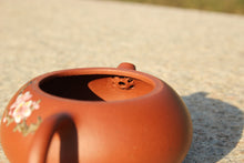 Load image into Gallery viewer, Zhuni Xishi Yixing Teapot with Diancai Painting of Blossoms and Butterfly, 点彩朱泥西施壶, 110ml