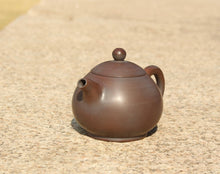 Load image into Gallery viewer, 95ml Pear Nixing Teapot 坭兴小梨壶 by Zhou Yujiao