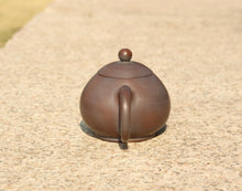 Load image into Gallery viewer, 95ml Pear Nixing Teapot 坭兴小梨壶 by Zhou Yujiao