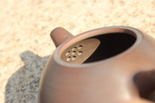 Load image into Gallery viewer, 95ml Pear Nixing Teapot 坭兴小梨壶 by Zhou Yujiao