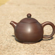 Load image into Gallery viewer, 95ml Pear Nixing Teapot 坭兴小梨壶 by Zhou Yujiao