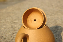 Load image into Gallery viewer, Huangjin Duan Pear Yixing Teapot, 黄金段梨形壶 , 150ml
