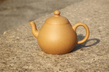 Load image into Gallery viewer, Huangjin Duan Pear Yixing Teapot, 黄金段梨形壶 , 150ml