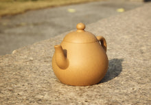 Load image into Gallery viewer, Huangjin Duan Pear Yixing Teapot, 黄金段梨形壶 , 150ml