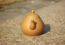 Load image into Gallery viewer, Huangjin Duan Pear Yixing Teapot, 黄金段梨形壶 , 150ml