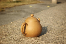 Load image into Gallery viewer, Huangjin Duan Pear Yixing Teapot, 黄金段梨形壶 , 150ml