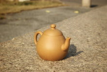 Load image into Gallery viewer, Huangjin Duan Pear Yixing Teapot, 黄金段梨形壶 , 150ml