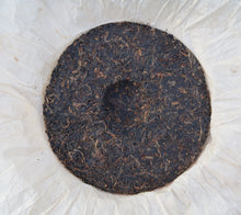 Load image into Gallery viewer, 2000 Zhongcha CNNP 7532 Raw Pu'er Tea Cake, 2000年中茶7532(雪印)纪念饼