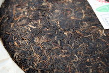 Load image into Gallery viewer, 2000 Zhongcha CNNP 7532 Raw Pu'er Tea Cake, 2000年中茶7532(雪印)纪念饼