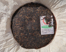 Load image into Gallery viewer, 2000 Zhongcha CNNP 7532 Raw Pu'er Tea Cake, 2000年中茶7532(雪印)纪念饼